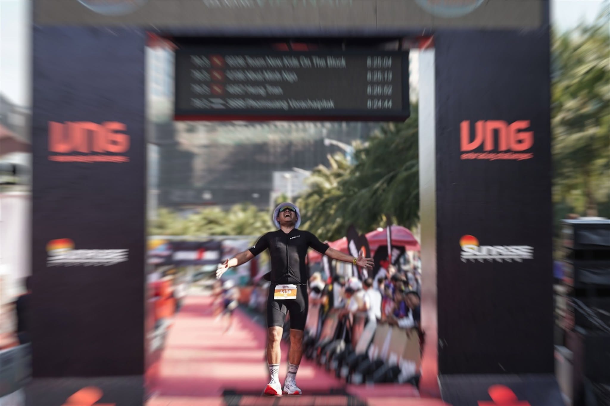 Lâm Bùi về đích triathlon